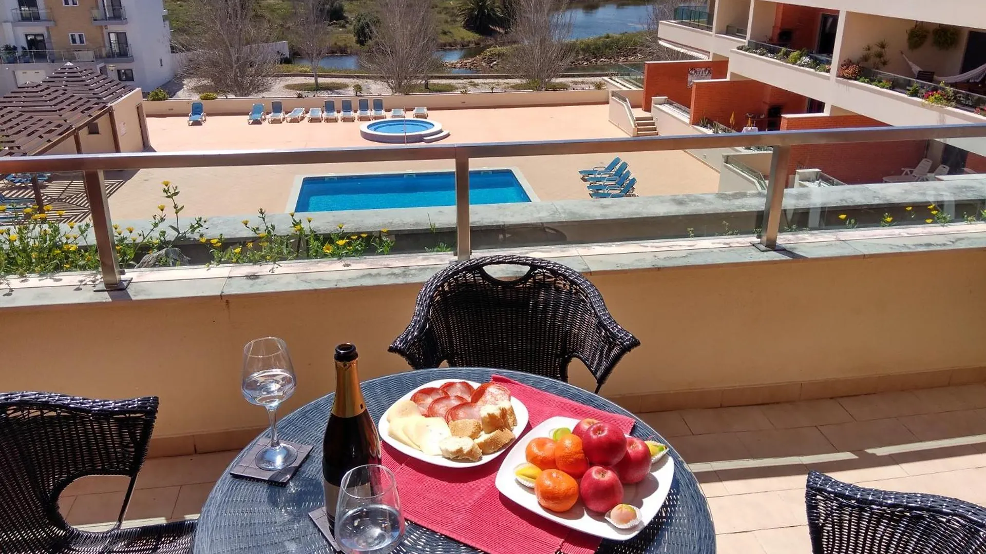Meia Praia Top Floor Apartment location